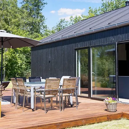 Luxurious Activity Summer House Near The Beach 度假居 *