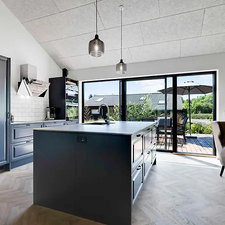 Luxurious Activity Summer House Near The Beach 度假居 *