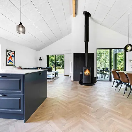 Luxurious Activity Summer House Near The Beach 度假居 *